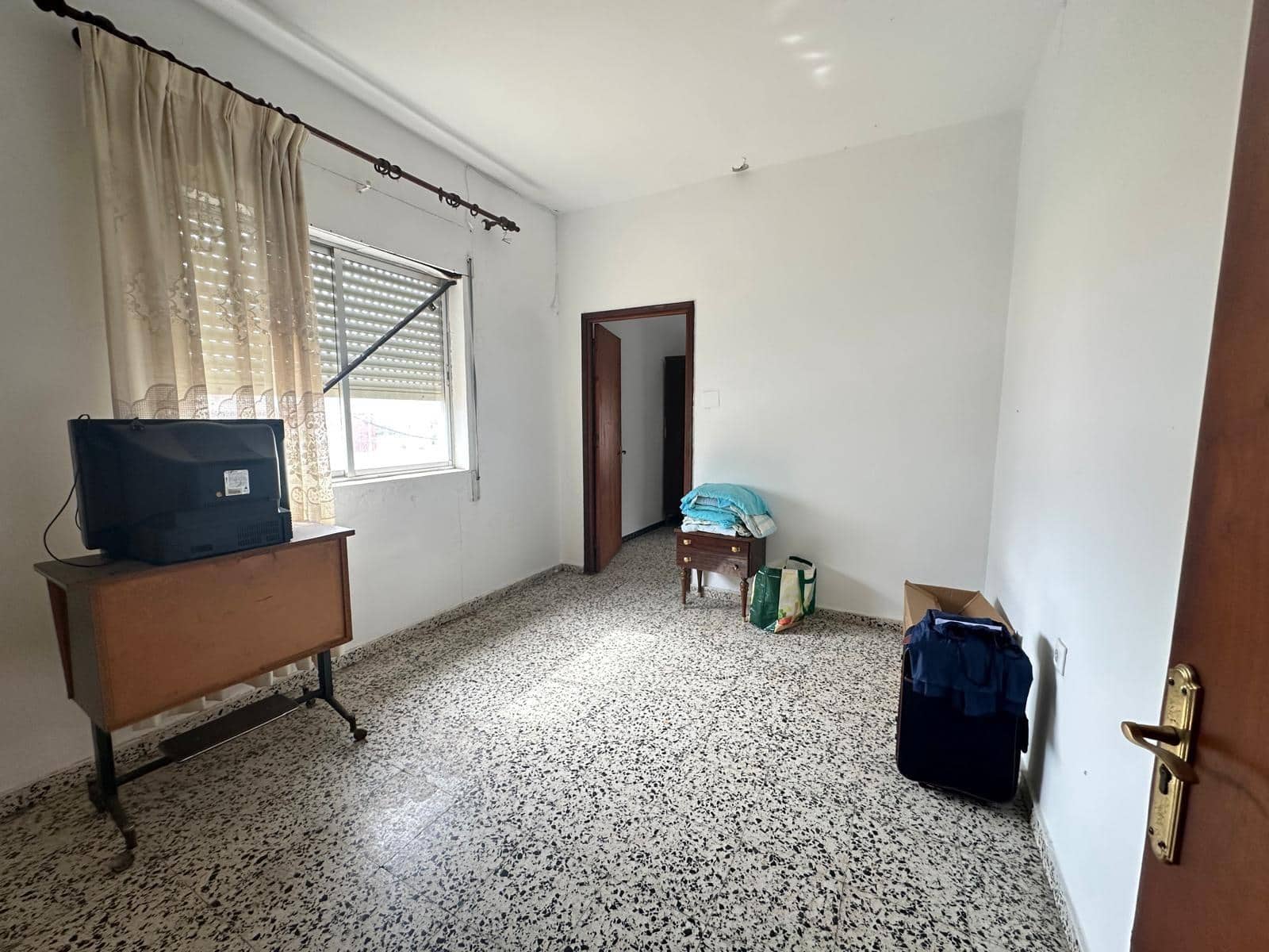 Apartment for sale in La Linea de la Concepcion - € 300,000 (Ref: 9357722)