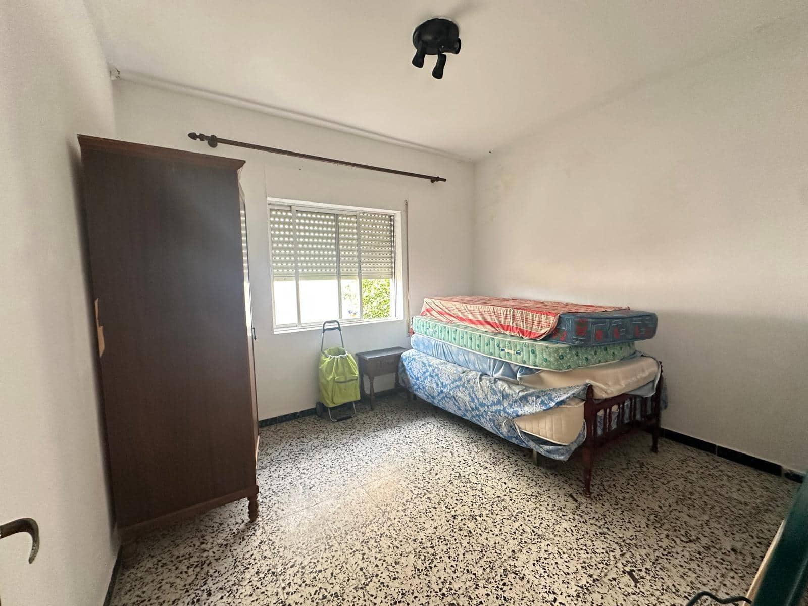 Apartment for sale in La Linea de la Concepcion - € 300,000 (Ref: 9357722)