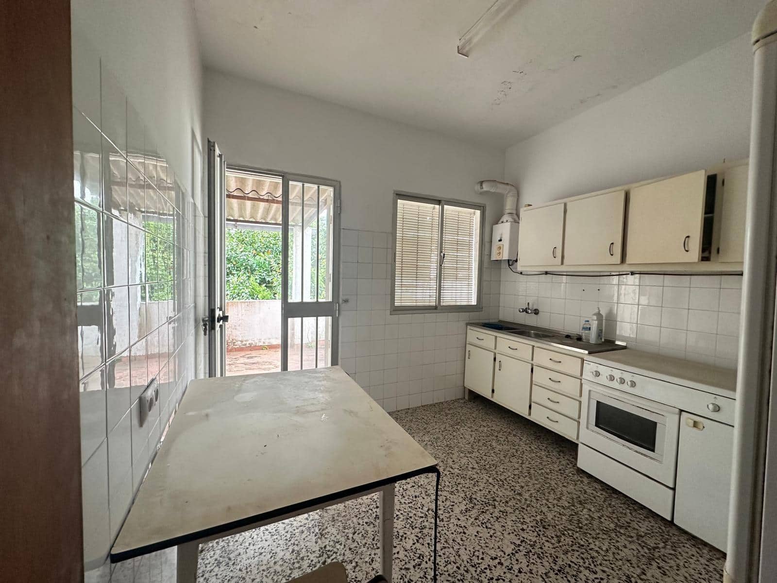 Apartment for sale in La Linea de la Concepcion - € 300,000 (Ref: 9357722)