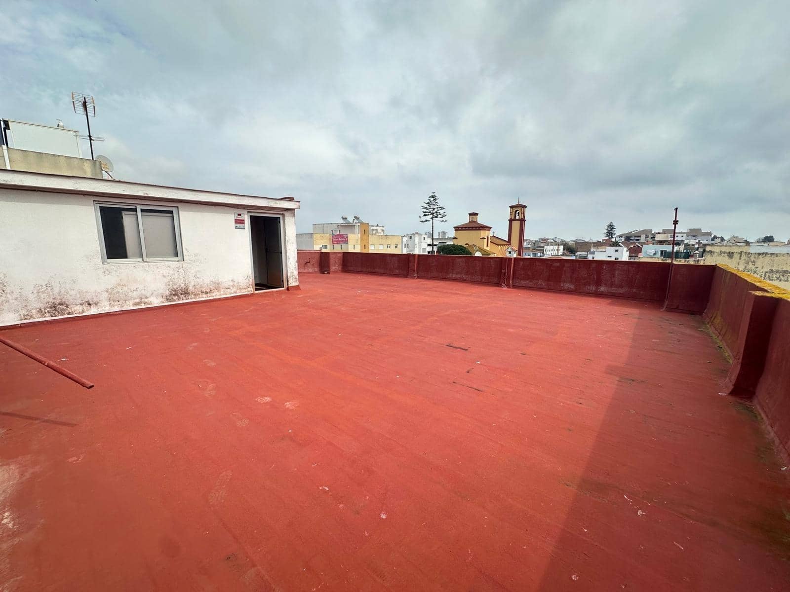 Apartment for sale in La Linea de la Concepcion - € 300,000 (Ref: 9357722)