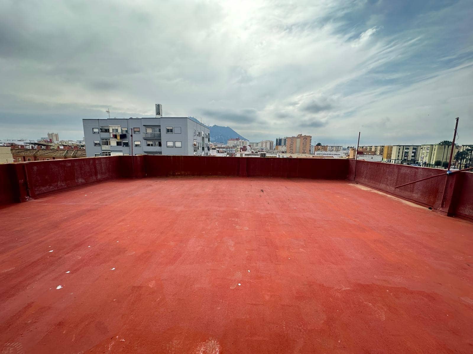 Apartment for sale in La Linea de la Concepcion - € 300,000 (Ref: 9357722)