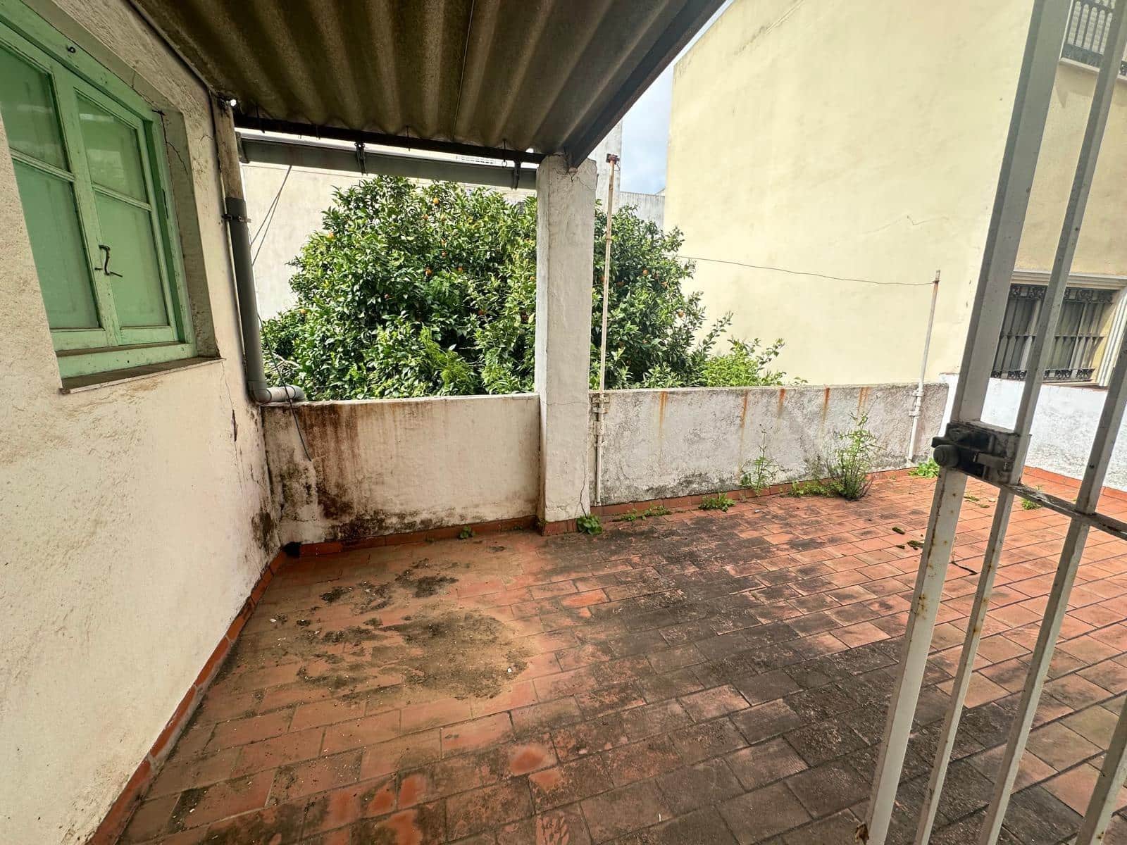 Apartment for sale in La Linea de la Concepcion - € 300,000 (Ref: 9357722)