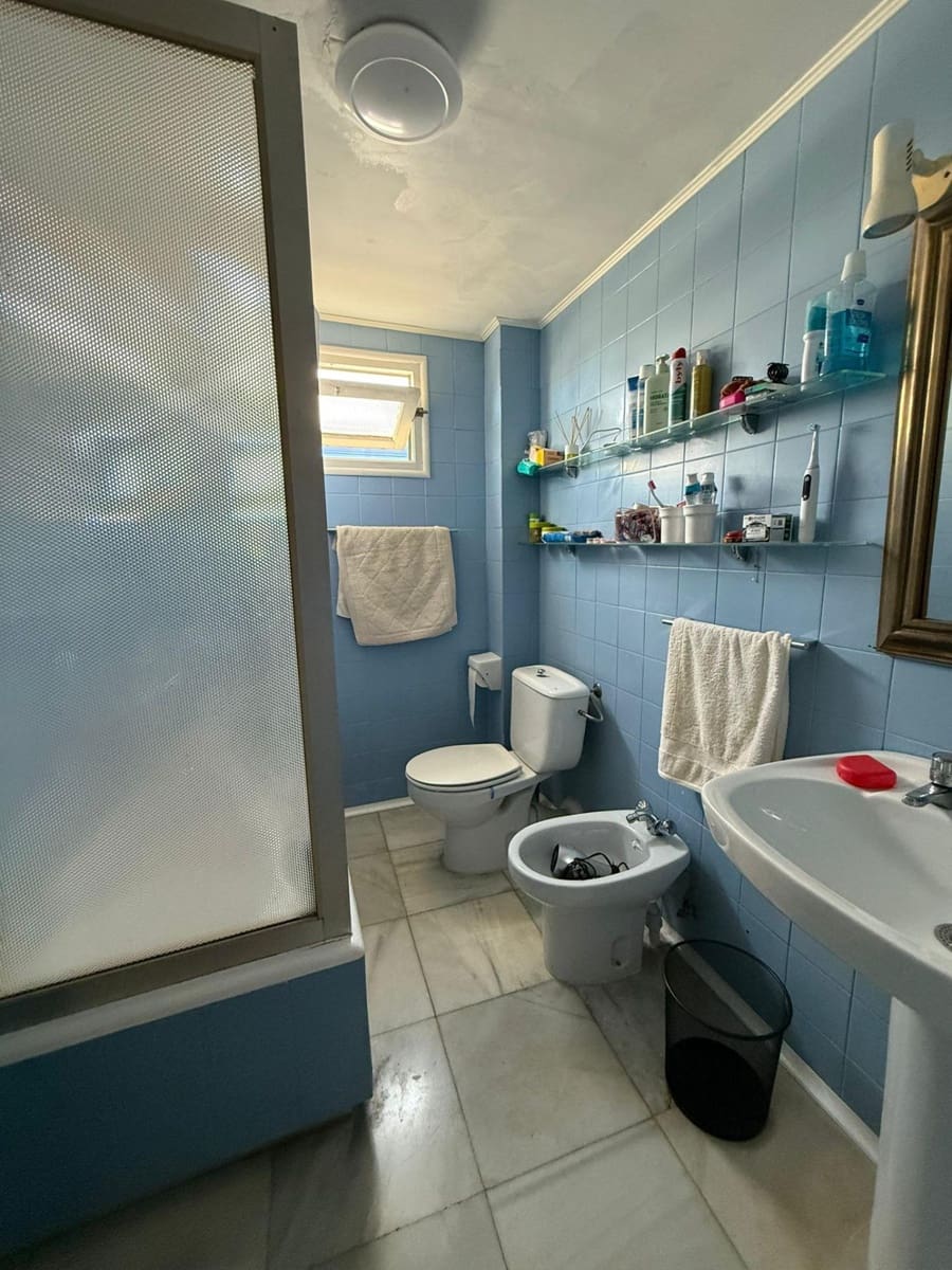 Chalet de 4 habitaciones en Algeciras en venta con garaje - 355.000 € (Ref: 9468480)