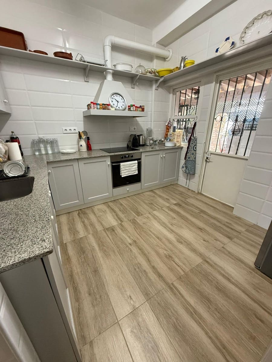 Chalet de 4 habitaciones en Algeciras en venta con garaje - 355.000 € (Ref: 9468480)