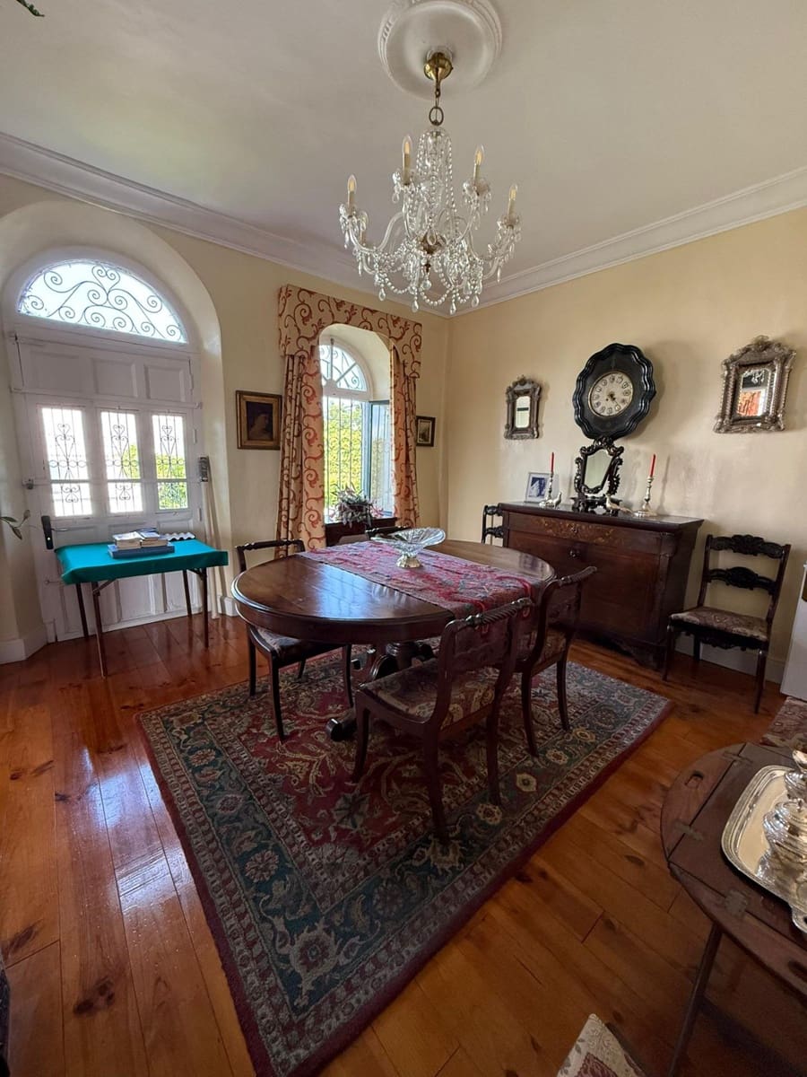 Chalet de 4 habitaciones en Algeciras en venta con garaje - 355.000 € (Ref: 9468480)