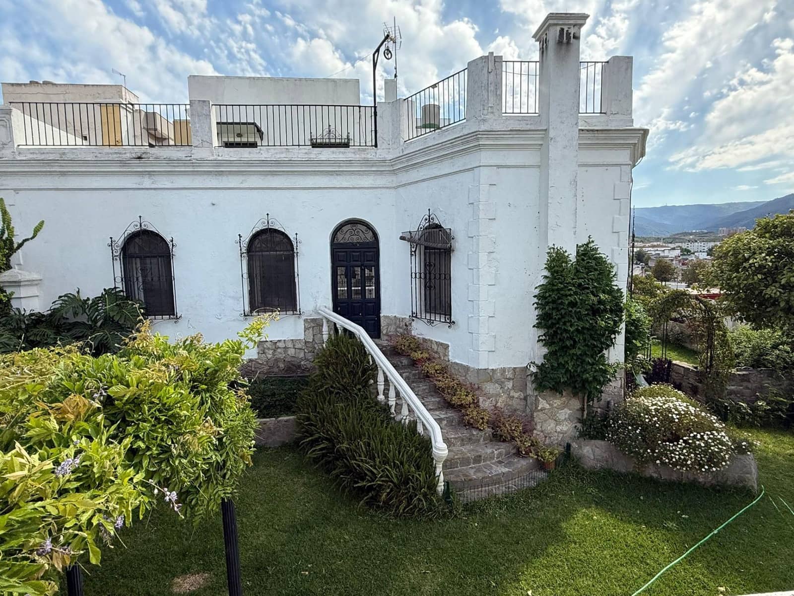 Chalet de 4 habitaciones en Algeciras en venta con garaje - 355.000 € (Ref: 9468480)