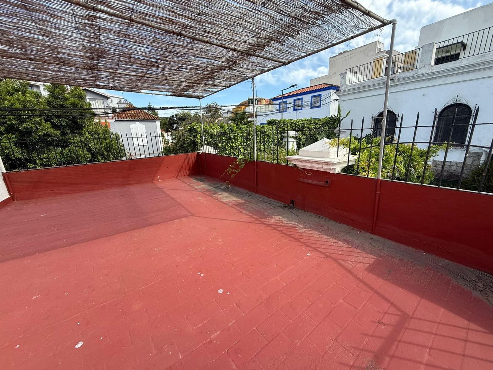 Chalet de 4 habitaciones en Algeciras en venta con garaje - 355.000 € (Ref: 9468480)