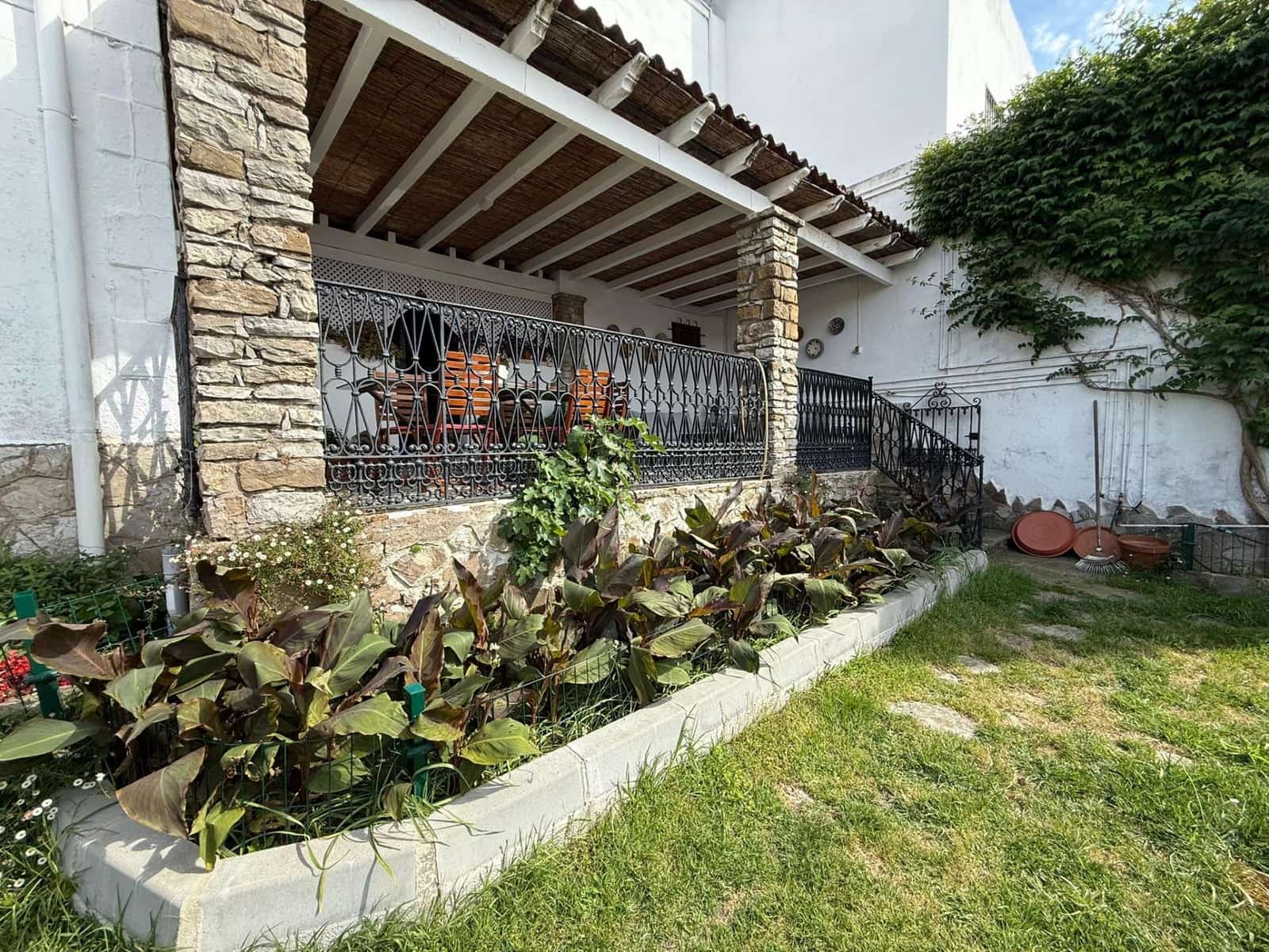 Chalet de 4 habitaciones en Algeciras en venta con garaje - 355.000 € (Ref: 9468480)