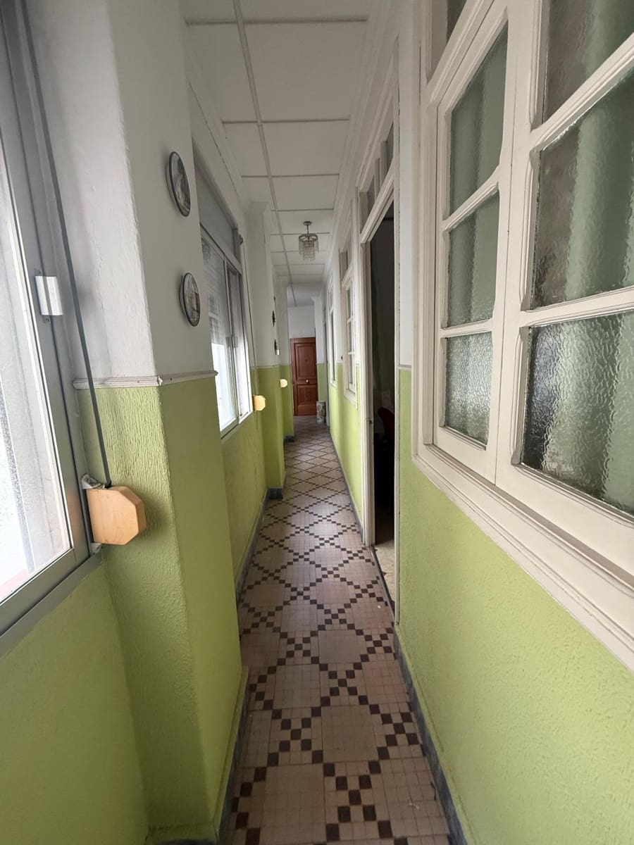 Casa de 8 habitaciones en Algeciras en venta - 399.990 € (Ref: 9468627)