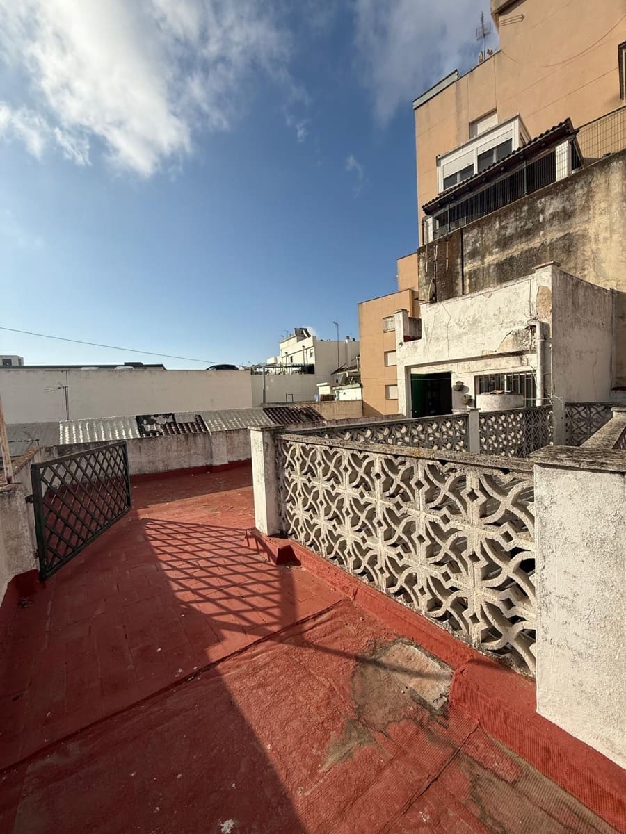 Casa de 8 habitaciones en Algeciras en venta - 399.990 € (Ref: 9468627)