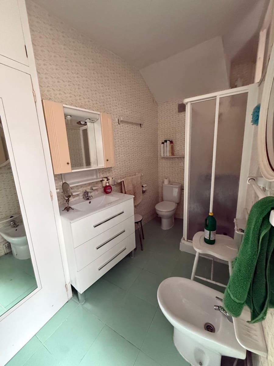 Casa de 8 habitaciones en Algeciras en venta - 399.990 € (Ref: 9468627)