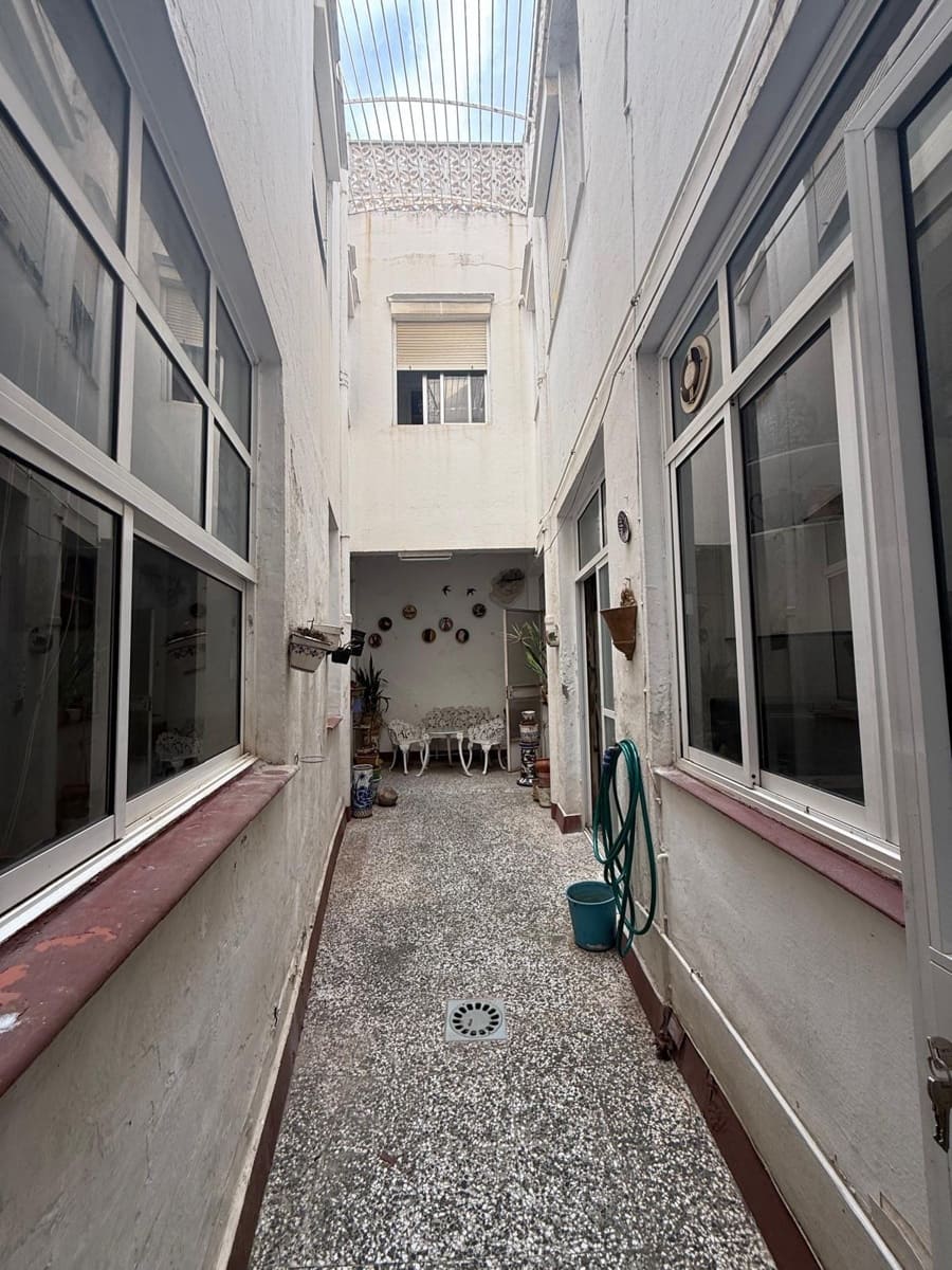 Casa de 8 habitaciones en Algeciras en venta - 399.990 € (Ref: 9468627)