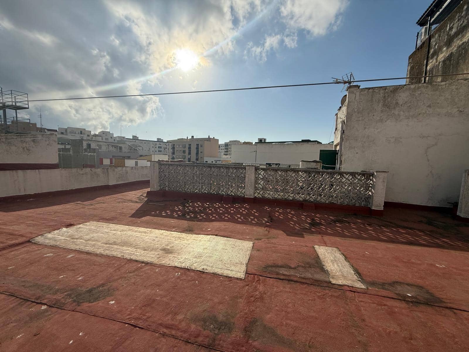 Casa de 8 habitaciones en Algeciras en venta - 399.990 € (Ref: 9468627)