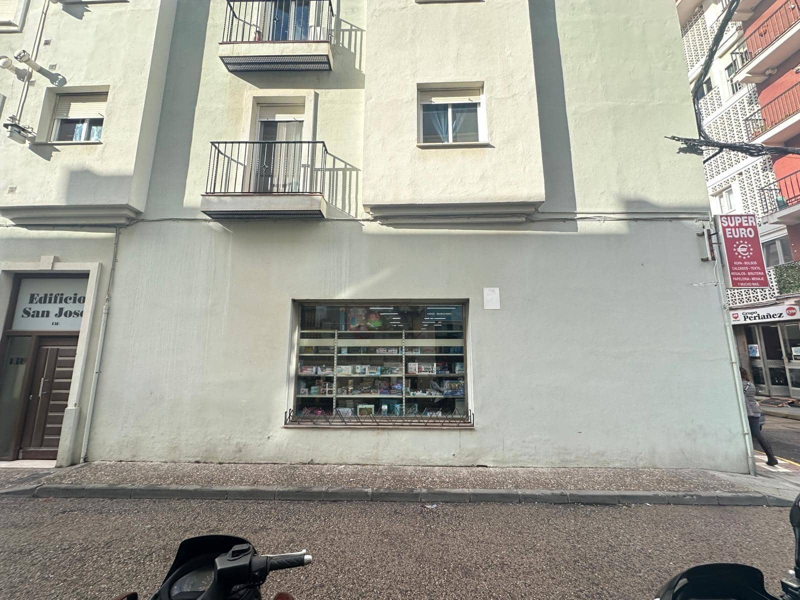 Kaupallinen myytävänä paikassa La Linea de la Concepcion - 350 000 € (Ref: 9472972)