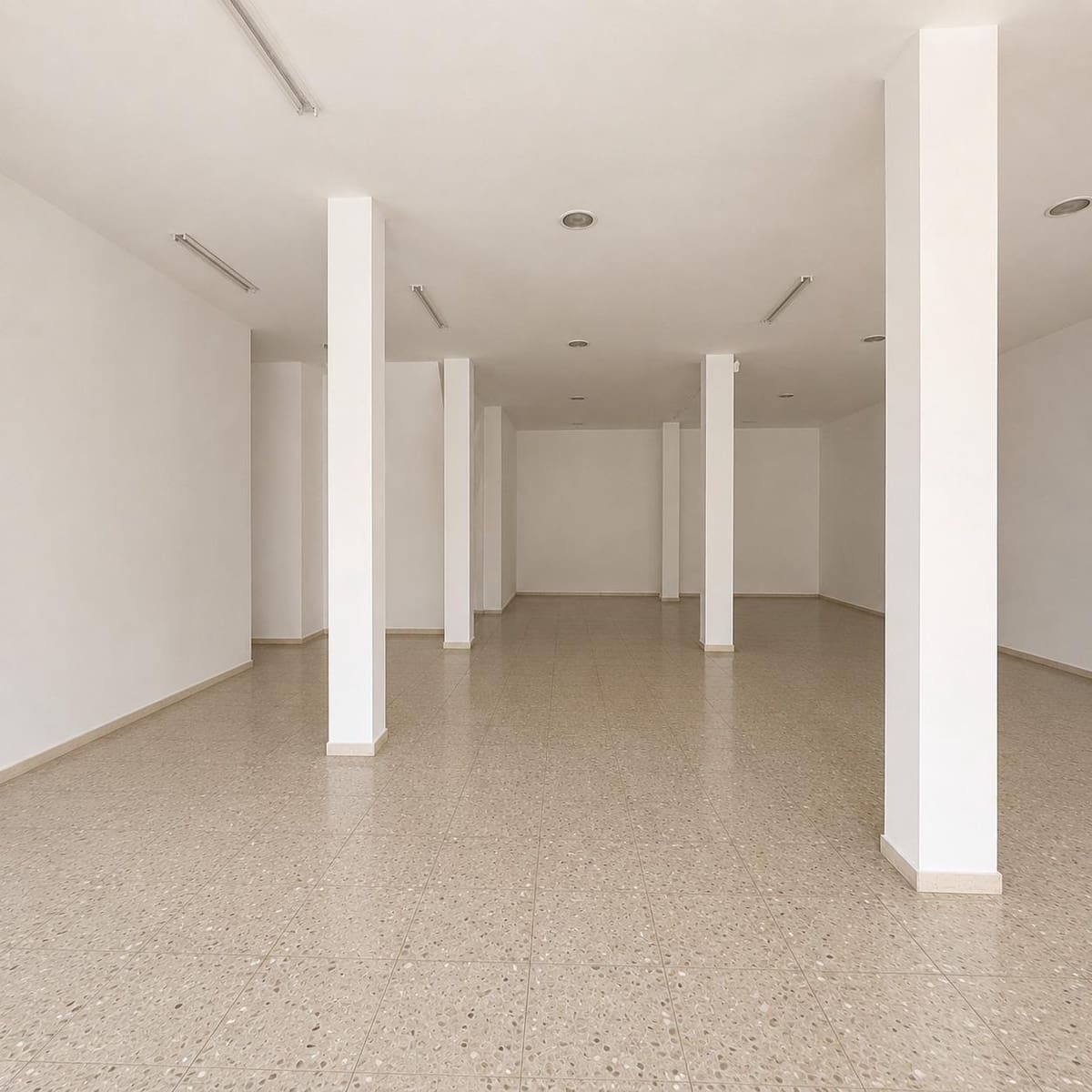 Erhverv til salg i La Linea de la Concepcion - € 170.000 (Ref: 9472972)