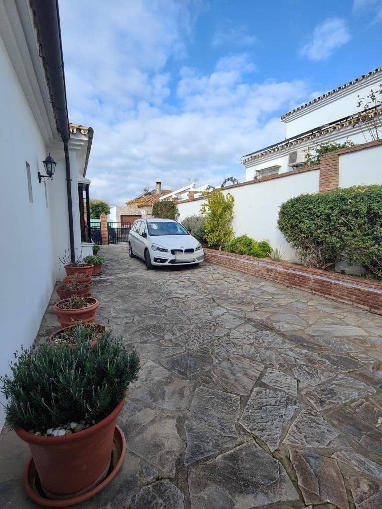 4 Zimmer Villa zu verkaufen in Los Barrios mit Garage - 745.000 € (Ref: 9530518)