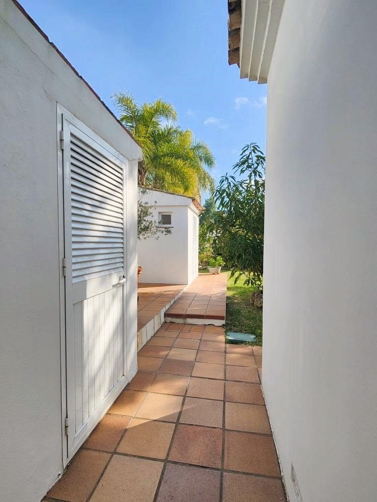 4 Zimmer Villa zu verkaufen in Los Barrios mit Garage - 745.000 € (Ref: 9530518)