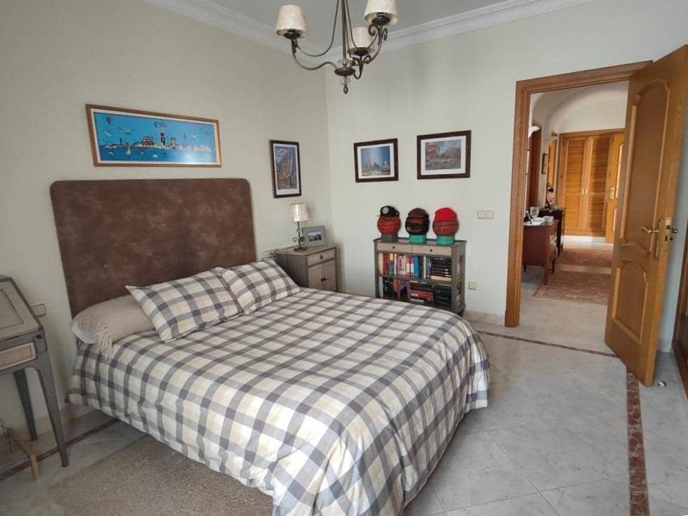 4 Zimmer Villa zu verkaufen in Los Barrios mit Garage - 745.000 € (Ref: 9530518)