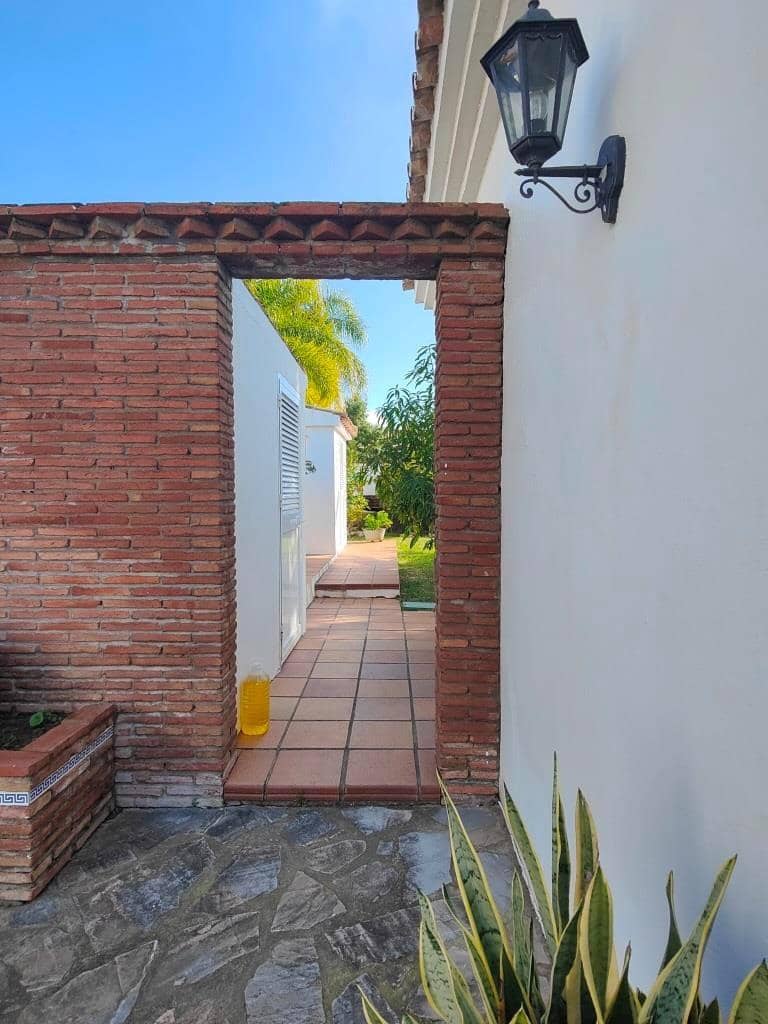 4 Zimmer Villa zu verkaufen in Los Barrios mit Garage - 745.000 € (Ref: 9530518)