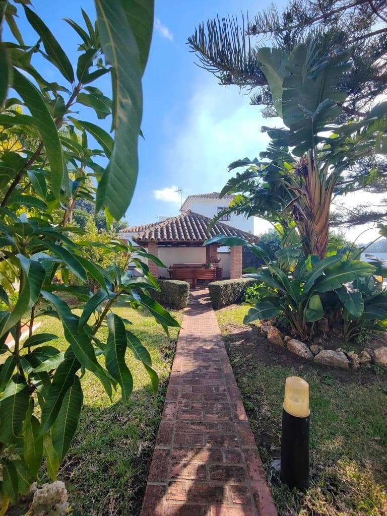 4 Zimmer Villa zu verkaufen in Los Barrios mit Garage - 745.000 € (Ref: 9530518)