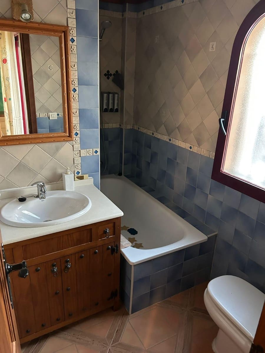 4 sovrum Radhus till salu i La Linea de la Concepcion med pool - 365 000 € (Ref: 9543600)