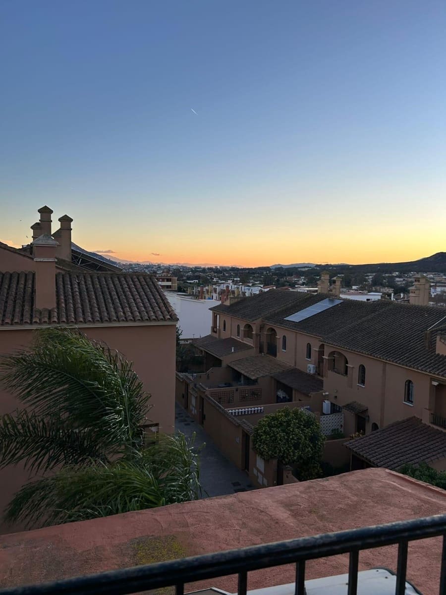 4 sovrum Radhus till salu i La Linea de la Concepcion med pool - 365 000 € (Ref: 9543600)