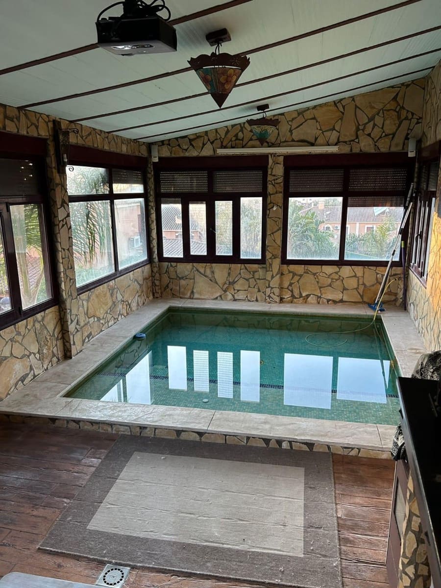 4 sovrum Radhus till salu i La Linea de la Concepcion med pool - 365 000 € (Ref: 9543600)