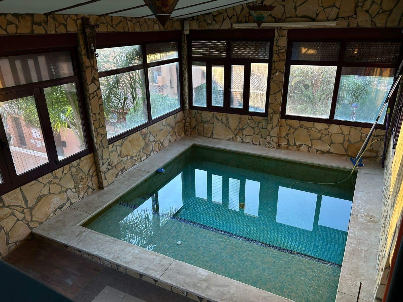 4 sovrum Radhus till salu i La Linea de la Concepcion med pool - 365 000 € (Ref: 9543600)