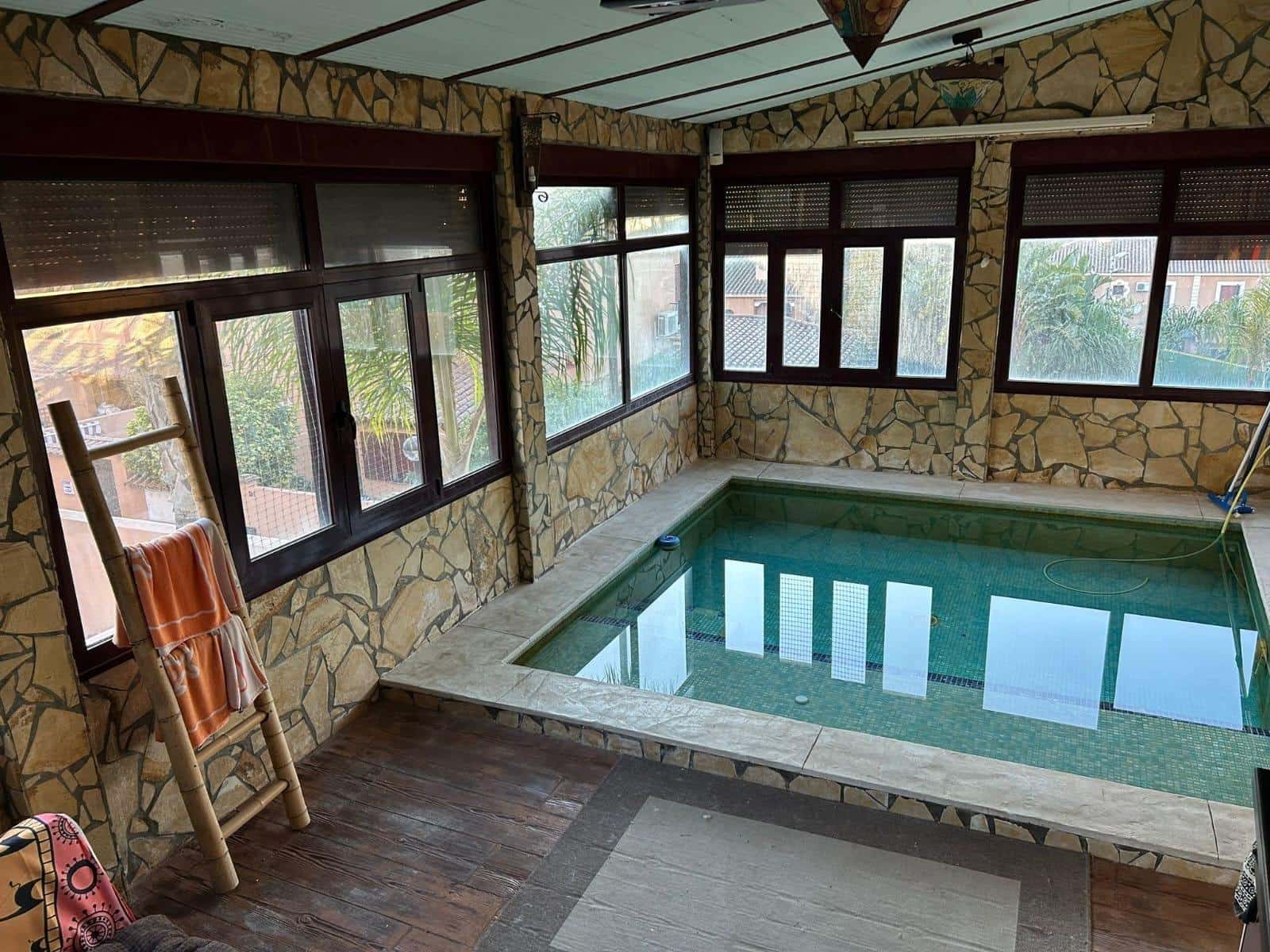 4 sovrum Radhus till salu i La Linea de la Concepcion med pool - 365 000 € (Ref: 9543600)