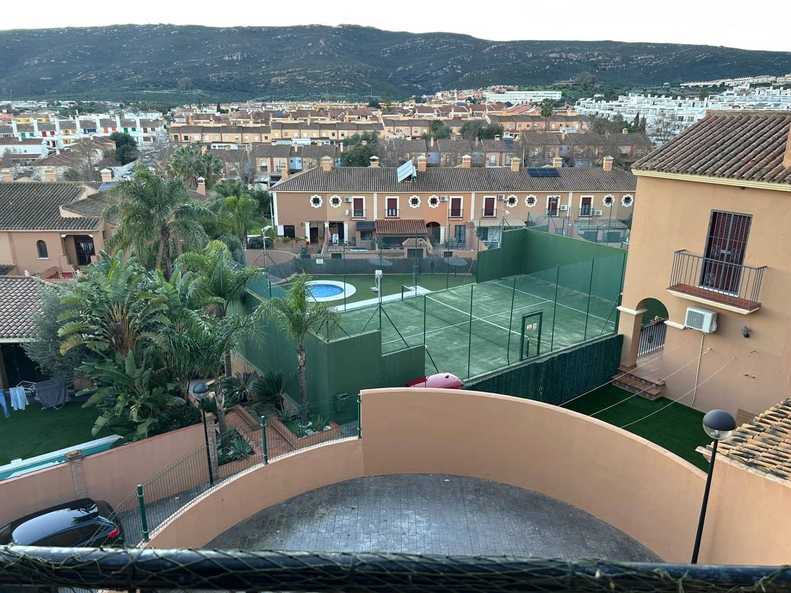 4 sovrum Radhus till salu i La Linea de la Concepcion med pool - 365 000 € (Ref: 9543600)