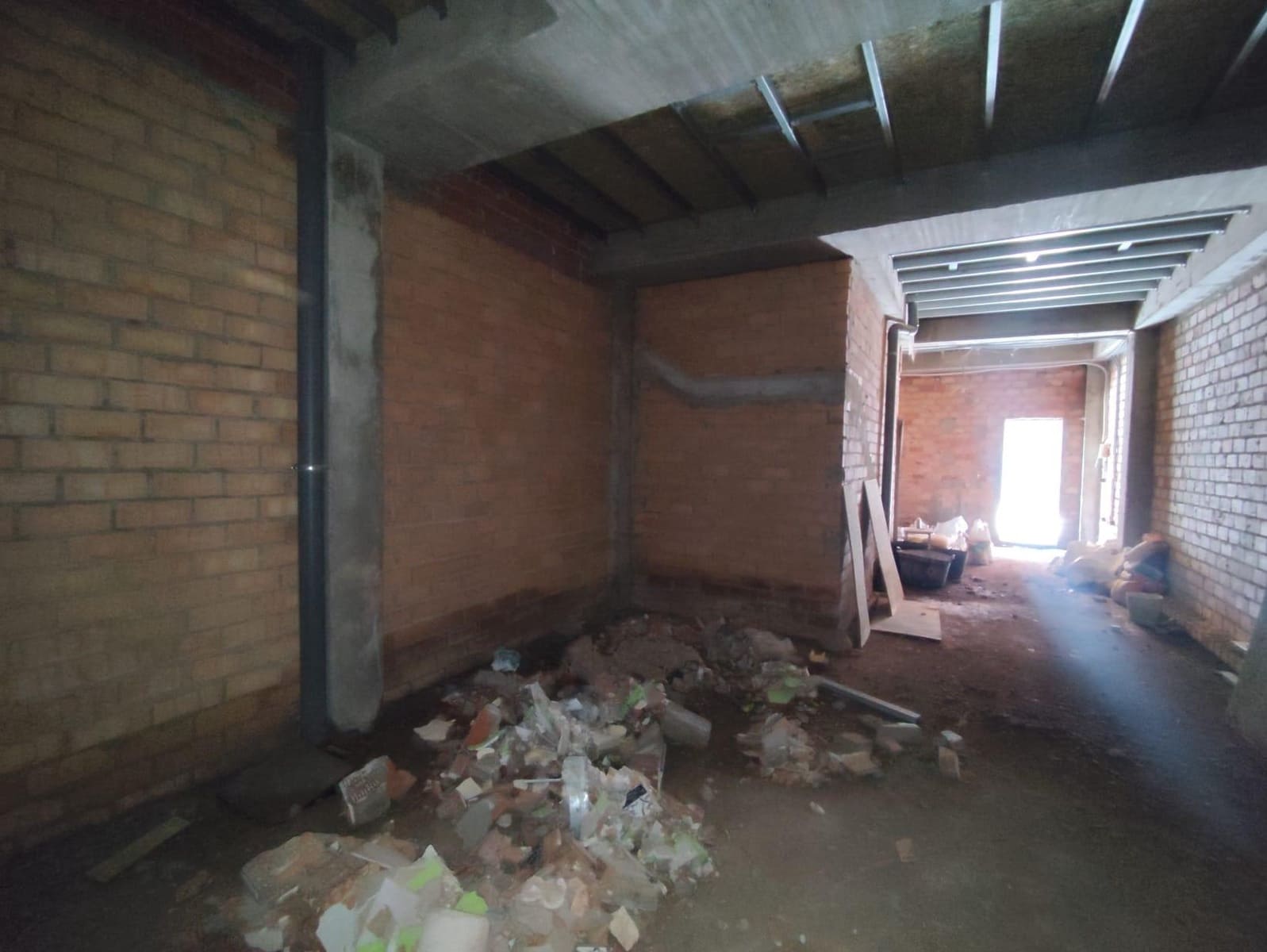 Commercial for sale in La Linea de la Concepcion - € 115,000 (Ref: 9591262)