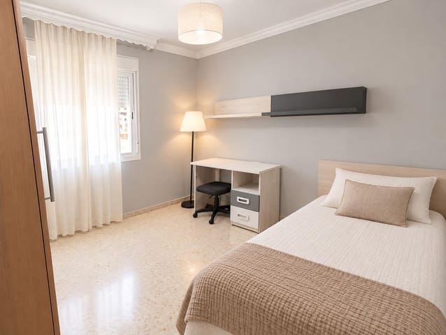 Piso de 4 habitaciones en Algeciras en venta con garaje - 178.000 € (Ref: 9599529)