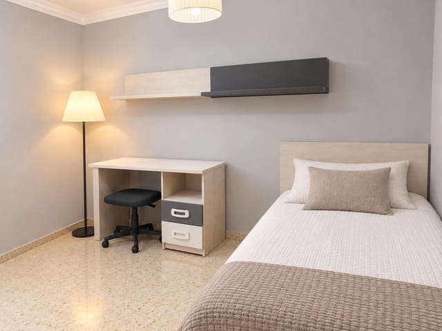Piso de 4 habitaciones en Algeciras en venta con garaje - 178.000 € (Ref: 9599529)