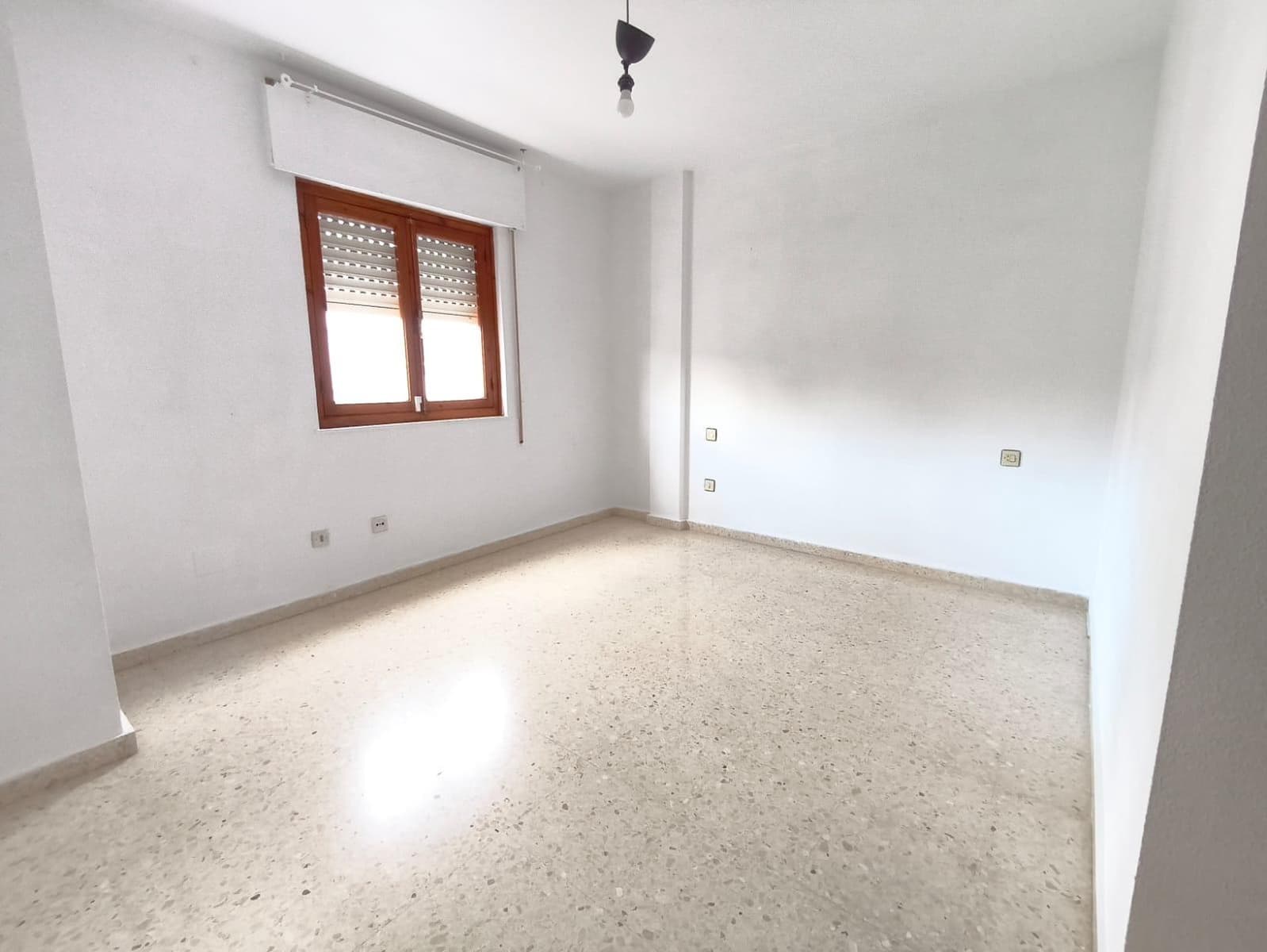 Adosado de 4 habitaciones en Los Barrios en venta - 162.500 € (Ref: 9608058)