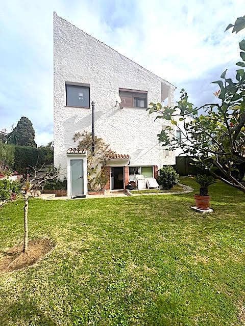 3 bedroom Villa for sale in San Luis de Sabinillas with pool - € 365,000 (Ref: 9608059)