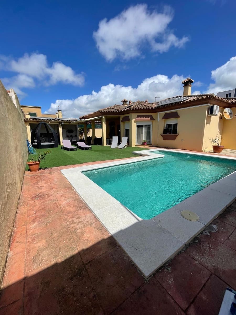 4 soveværelse Villa til salg i Algeciras med swimmingpool garage - € 520.000 (Ref: 9625555)