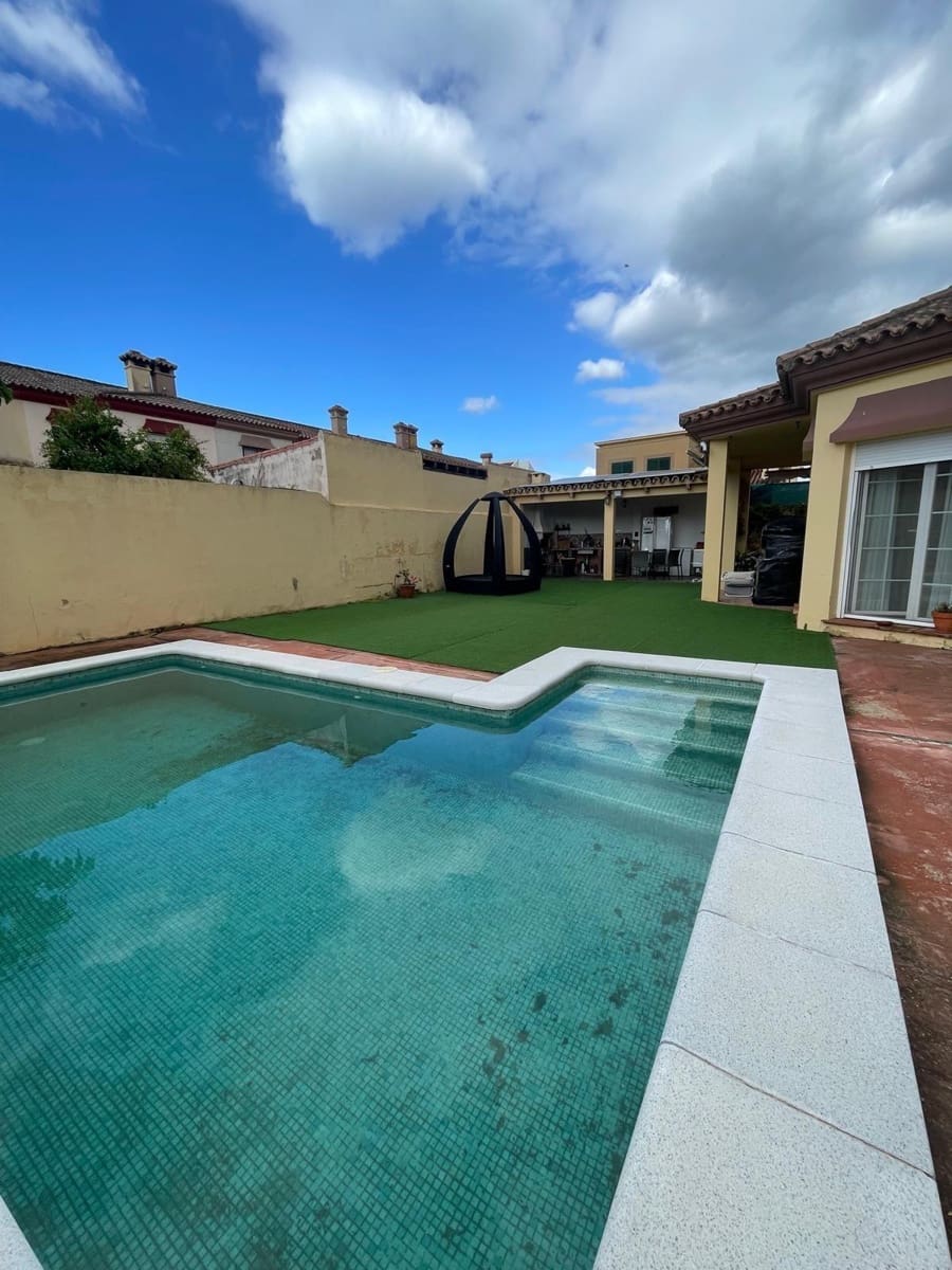 4 soveværelse Villa til salg i Algeciras med swimmingpool garage - € 520.000 (Ref: 9625555)