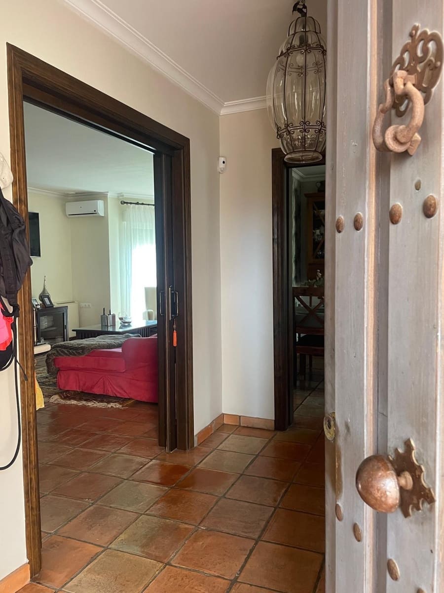 4 soveværelse Villa til salg i Algeciras med swimmingpool garage - € 520.000 (Ref: 9625555)