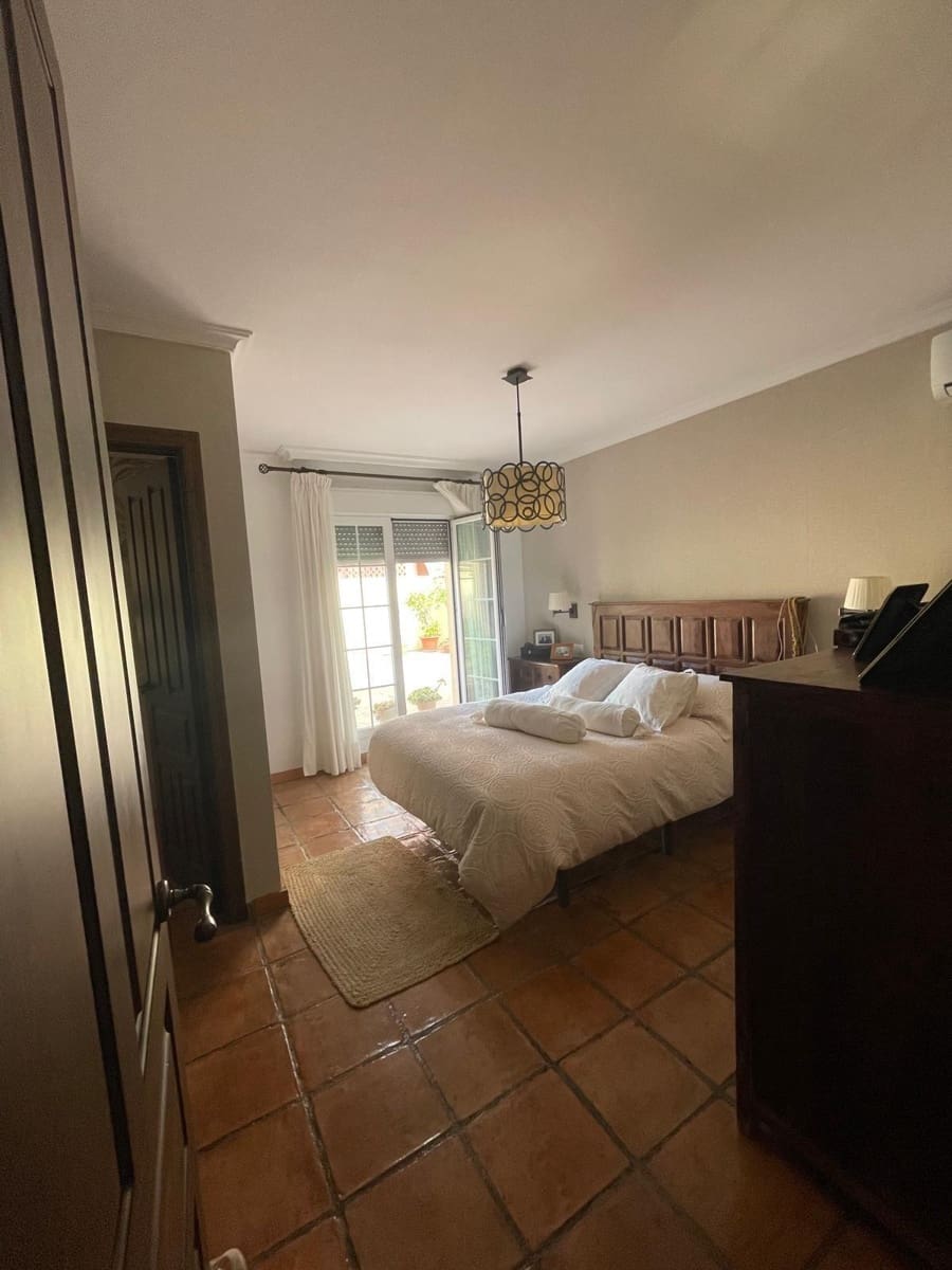 4 soveværelse Villa til salg i Algeciras med swimmingpool garage - € 520.000 (Ref: 9625555)