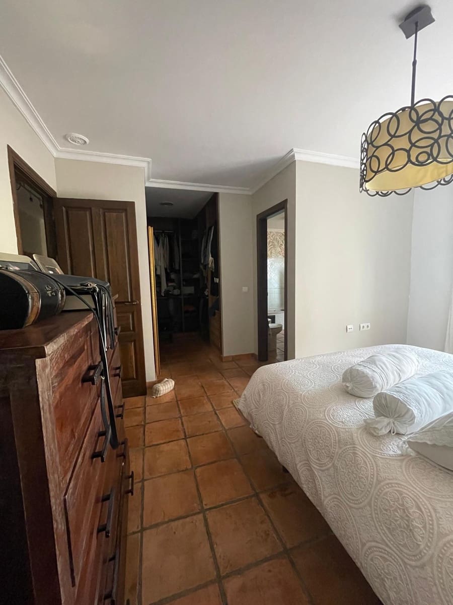 4 soveværelse Villa til salg i Algeciras med swimmingpool garage - € 520.000 (Ref: 9625555)