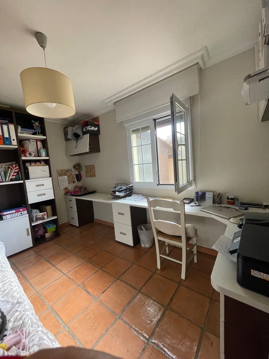 4 soveværelse Villa til salg i Algeciras med swimmingpool garage - € 520.000 (Ref: 9625555)