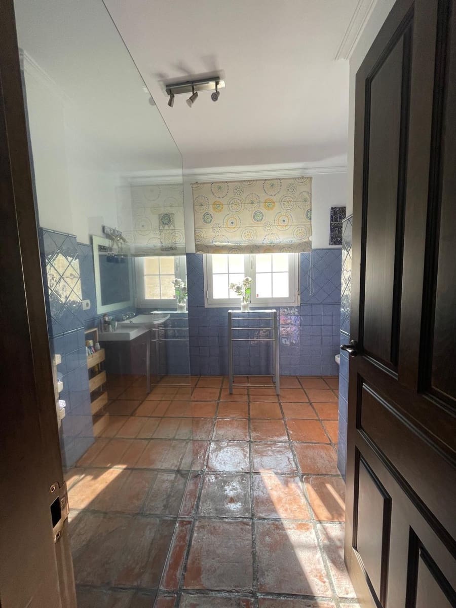 4 soveværelse Villa til salg i Algeciras med swimmingpool garage - € 520.000 (Ref: 9625555)