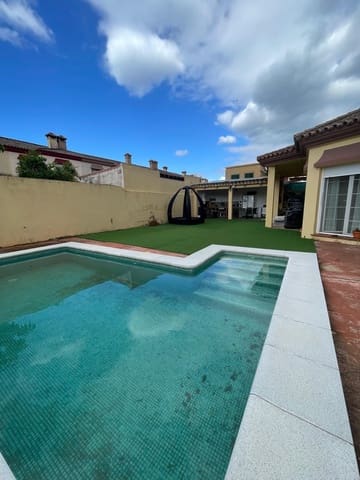 4 soveværelse Villa til salg i Algeciras med swimmingpool garage - € 520.000 (Ref: 9625555)