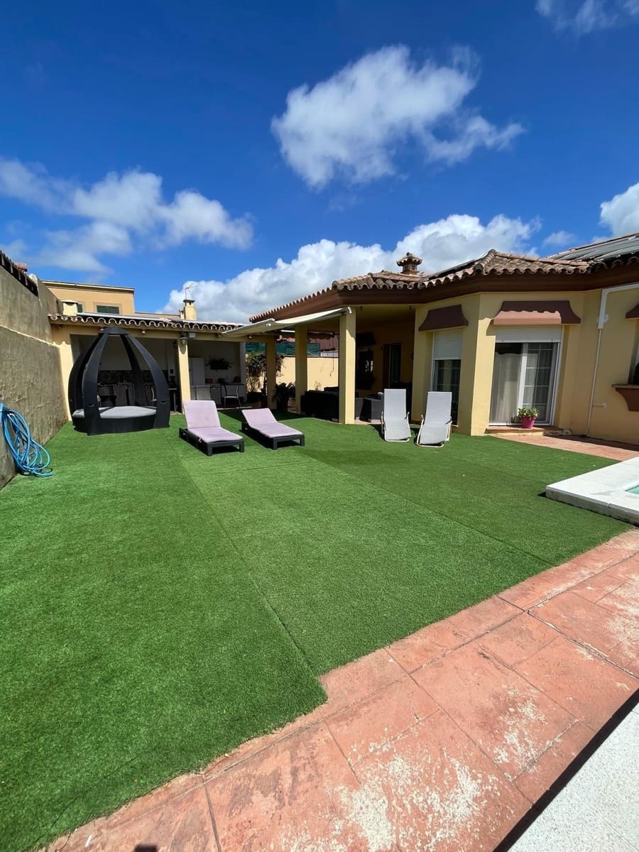 4 soveværelse Villa til salg i Algeciras med swimmingpool garage - € 520.000 (Ref: 9625555)