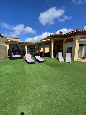 4 soveværelse Villa til salg i Algeciras med swimmingpool garage - € 520.000 (Ref: 9625555)