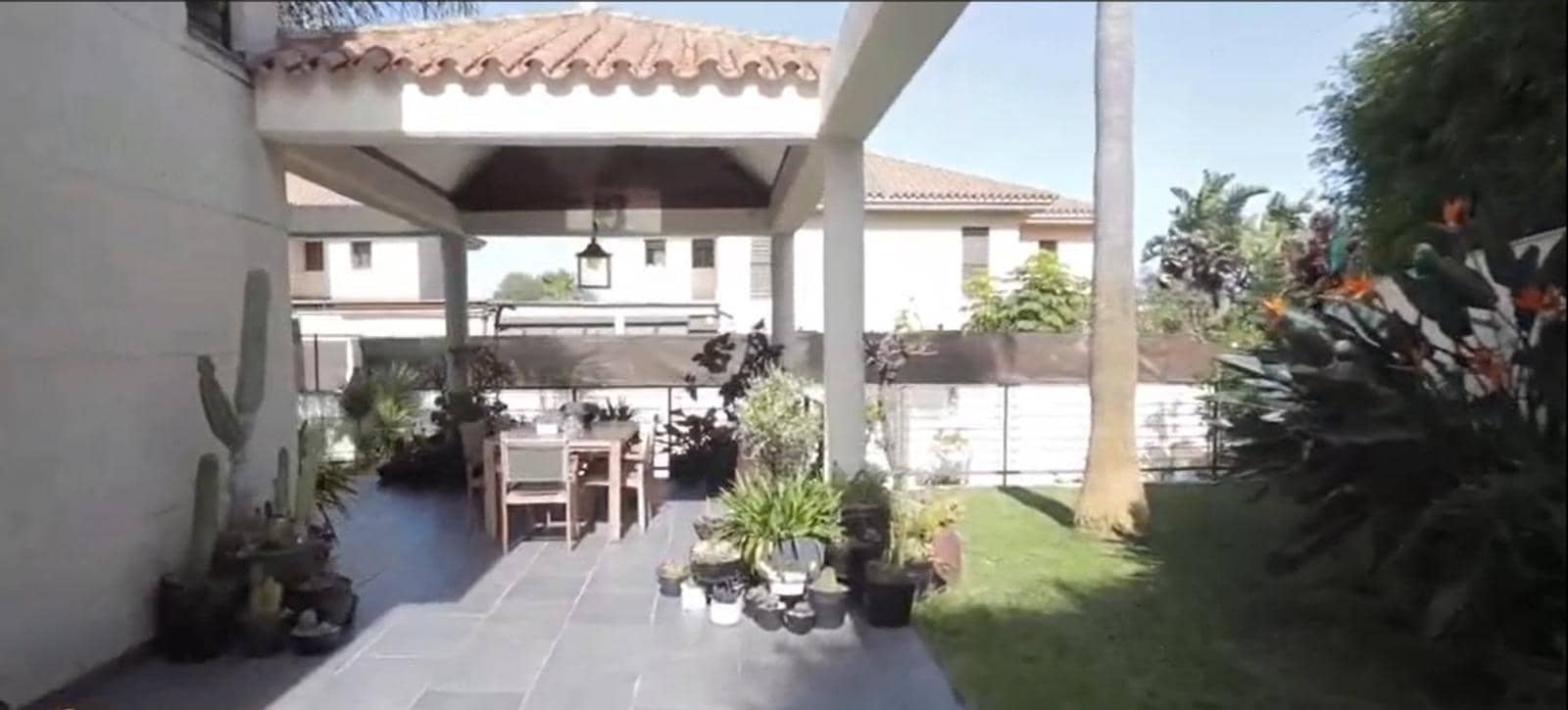 5 bedroom Villa for sale in Algeciras with pool - € 580,000 (Ref: 9770646)