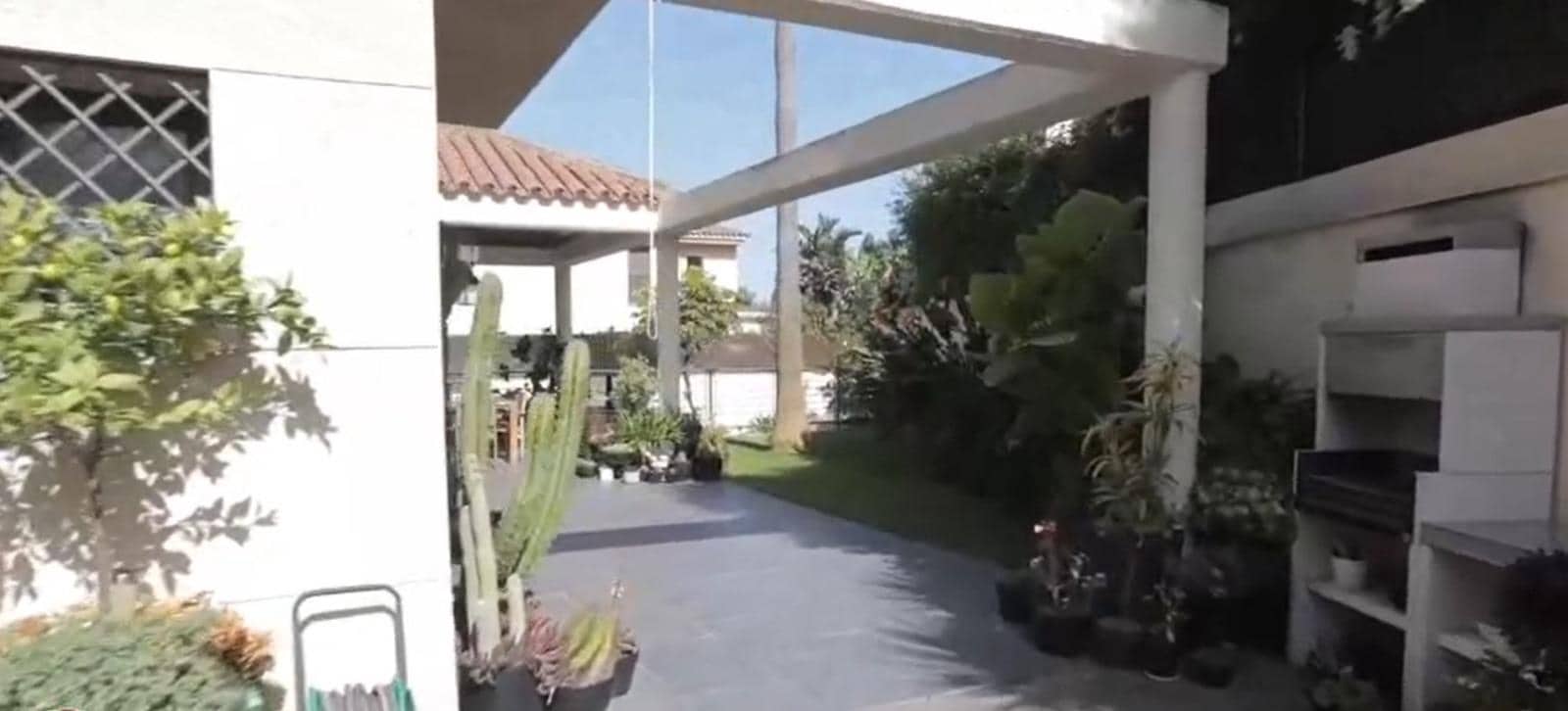 5 bedroom Villa for sale in Algeciras with pool - € 580,000 (Ref: 9770646)