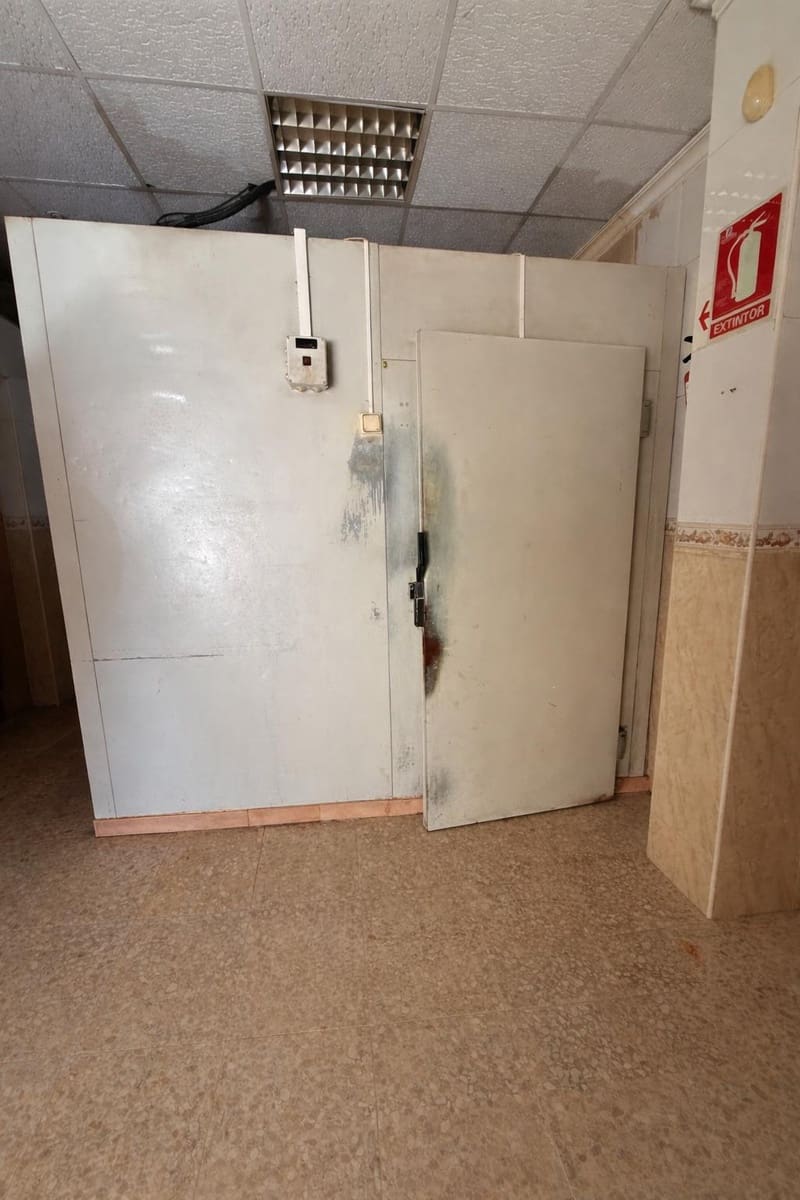 Commercial for sale in La Linea de la Concepcion - € 150,000 (Ref: 9770648)