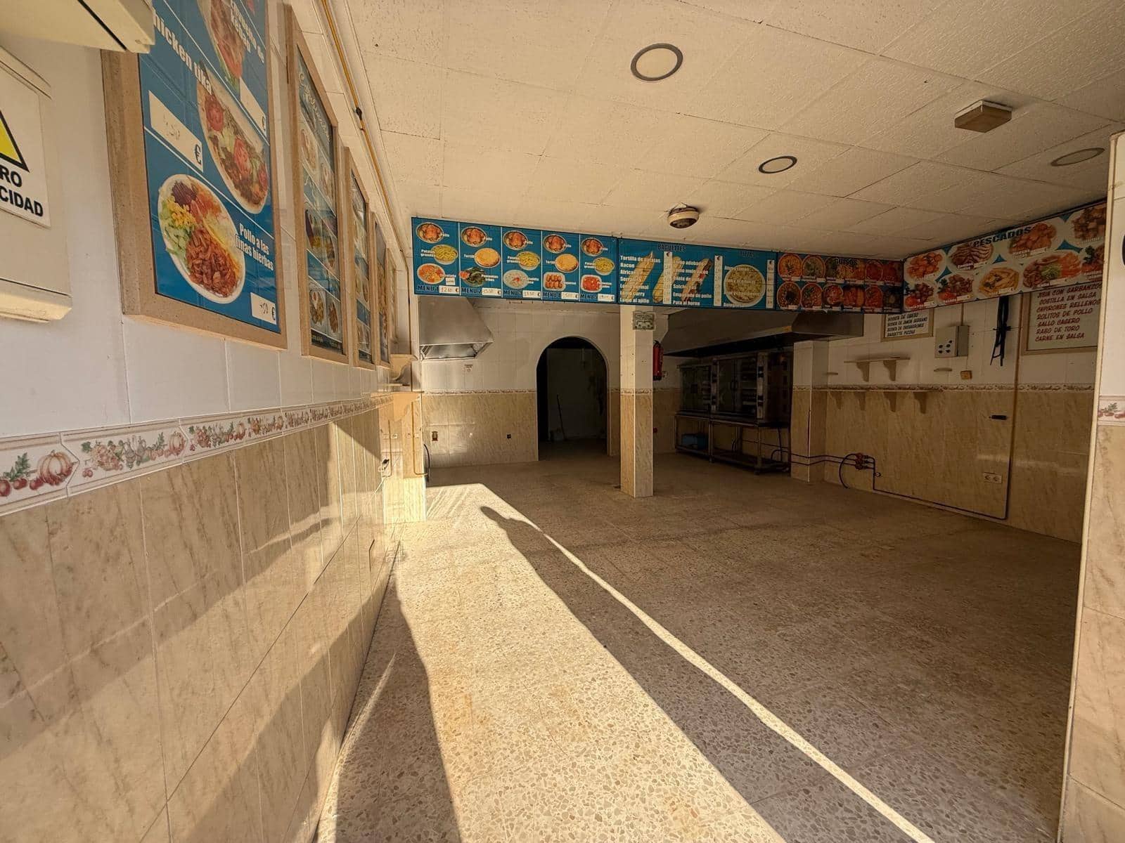 Commercial for sale in La Linea de la Concepcion - € 150,000 (Ref: 9770648)