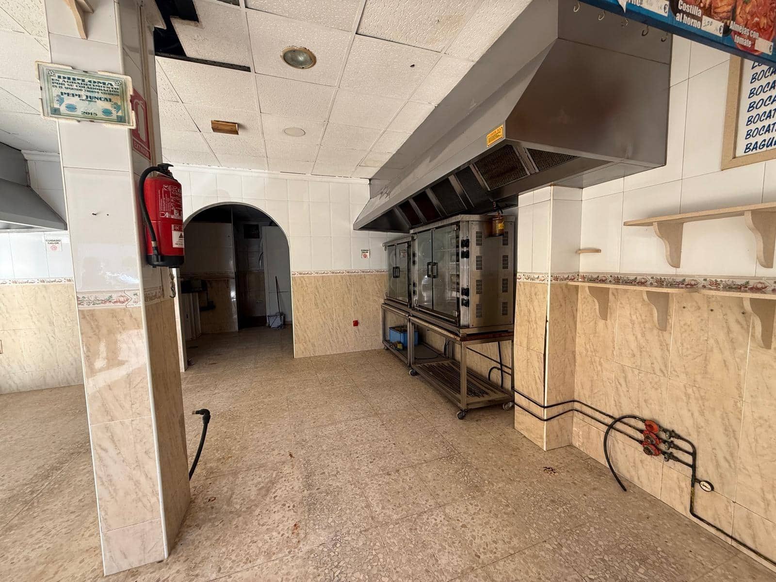 Commercial for sale in La Linea de la Concepcion - € 150,000 (Ref: 9770648)